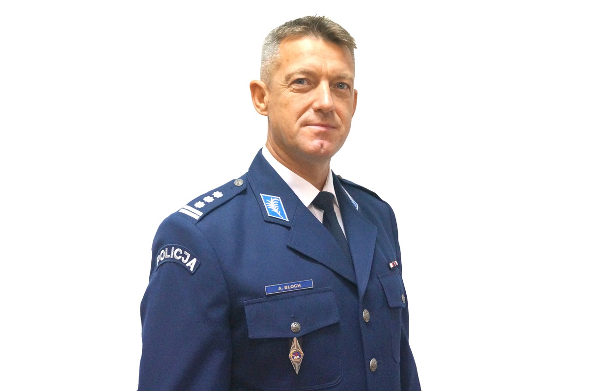 Zdjęcie przedstawia umundurowanego policjanta.